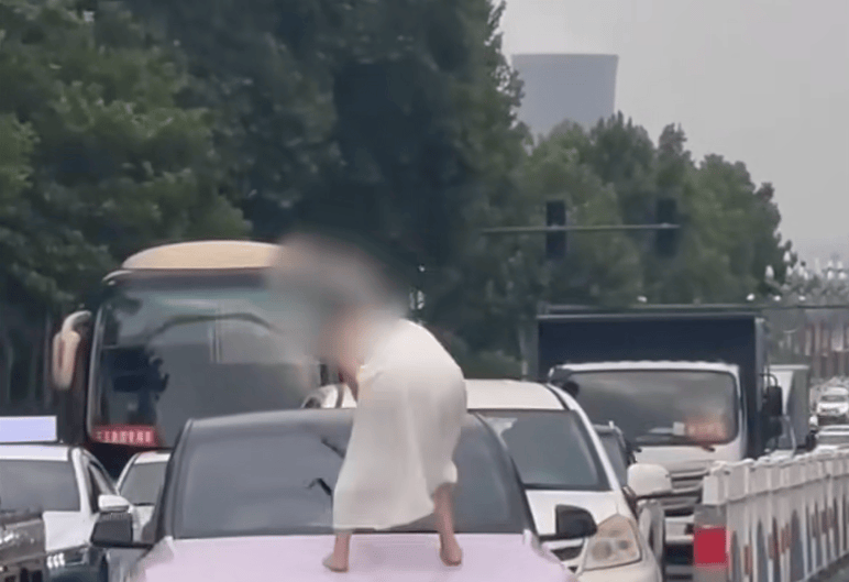 河南一女子路上持械打砸多辆车<strong></p>
<p>国际原油价格今日</strong>，最新回应：已被警方控制