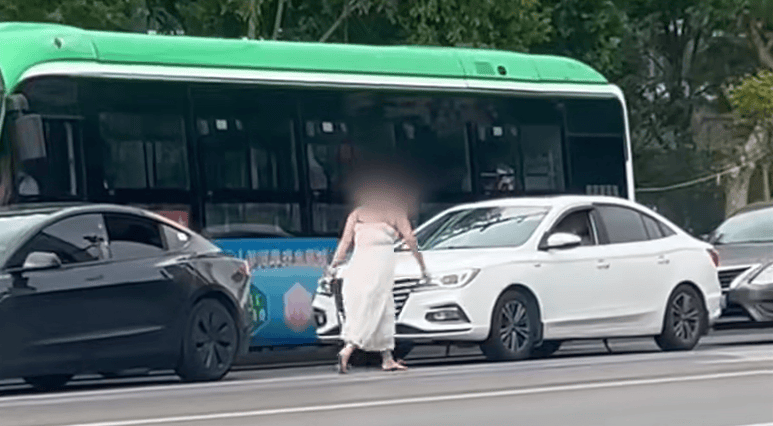 河南一女子路上持械打砸多辆车<strong></p>
<p>国际原油价格今日</strong>，最新回应：已被警方控制