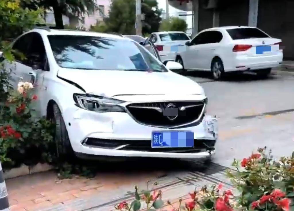 宝鸡一社区女书记当街开车追撵女子撞上电瓶车：两名女子被警方控制<strong></p>
<p>原油招聘</strong>，两名伤者在医院治疗