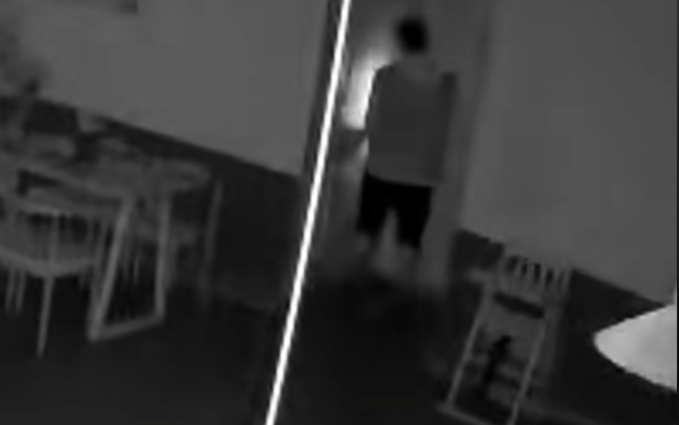 第一次见面就表白！被拒绝后男子凌晨3点狂敲女生房门<strong></p>
<p>原油招聘</strong>，随后拿出工具撬锁……