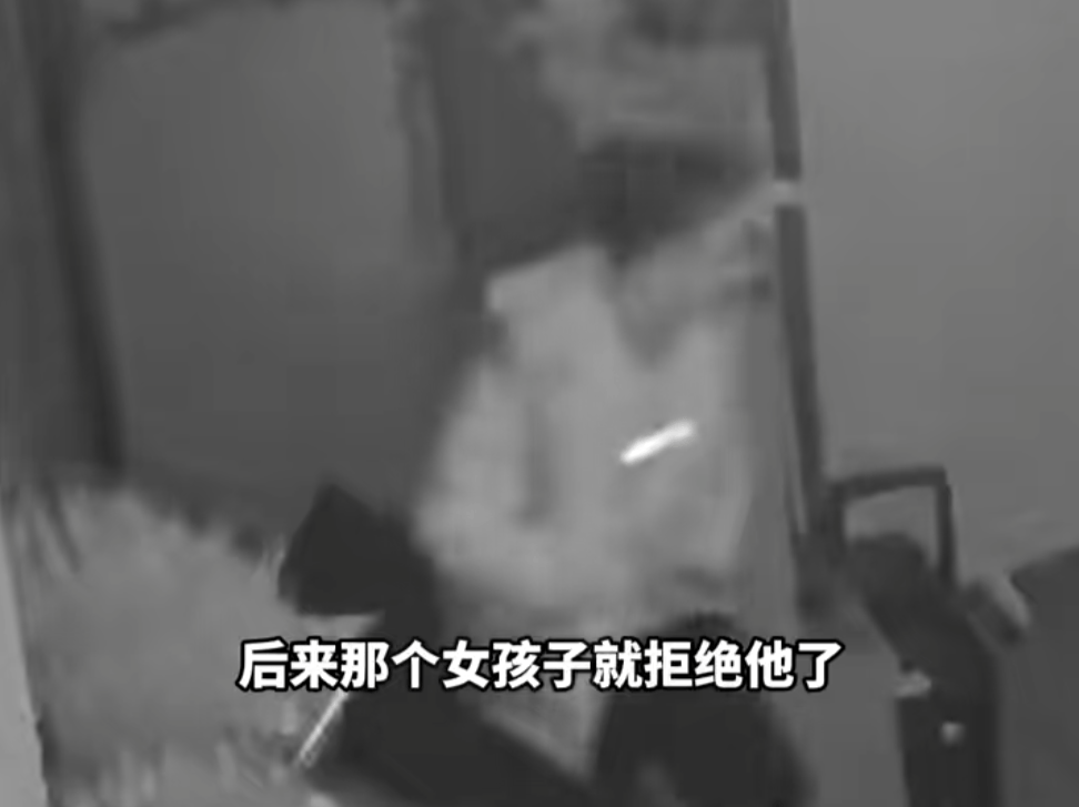 第一次见面就表白！被拒绝后男子凌晨3点狂敲女生房门<strong></p>
<p>原油招聘</strong>，随后拿出工具撬锁……
