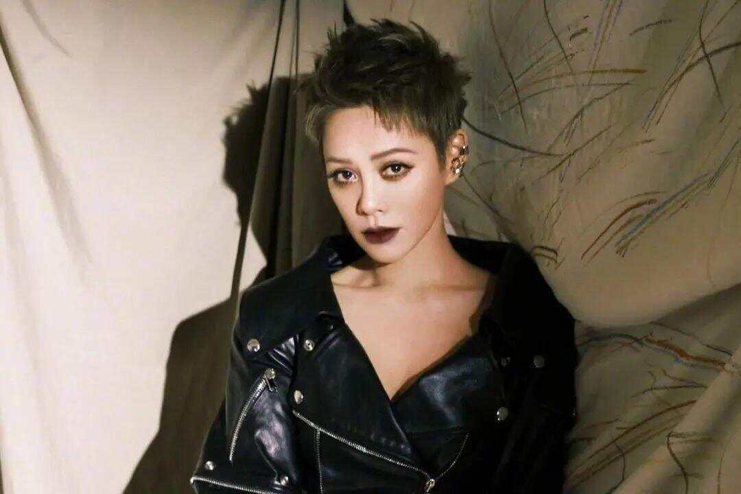 女星宁静卖衣服引热议！一双袜子卖59元<strong></p>
<p>原油招聘</strong>，外套高至5000多元