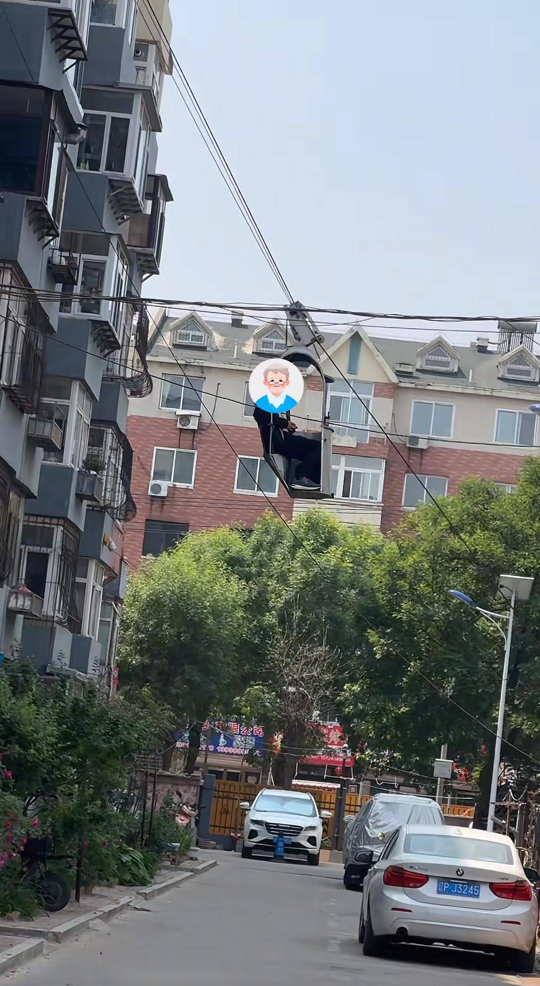 辽宁葫芦岛一老人自制电梯上五楼，居委会：曾申请专利，目前已拆除