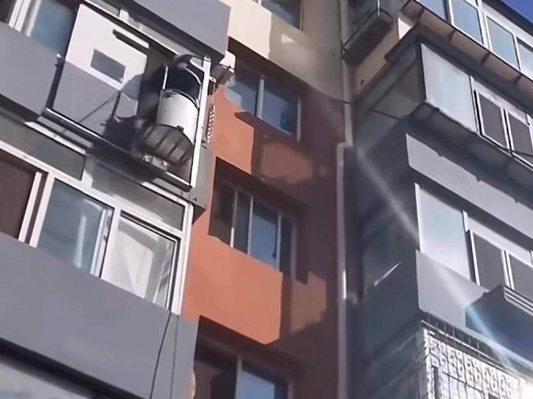 辽宁葫芦岛一老人自制电梯上五楼<strong></p>
<p>世界原油储量</strong>，居委会：曾申请专利，目前已拆除