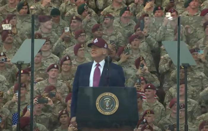 身高1.91米的特朗普在巨型防弹玻璃后演讲<strong></p>
<p>v原油</strong>，玻璃高度或超两米