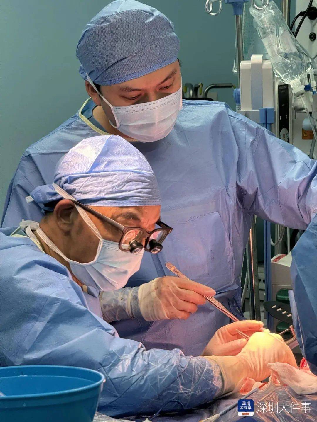 店员试衣间里一句警告<strong></p>
<p>世界原油期货</strong>，竟救了17岁少女！一家人火速赶到深圳