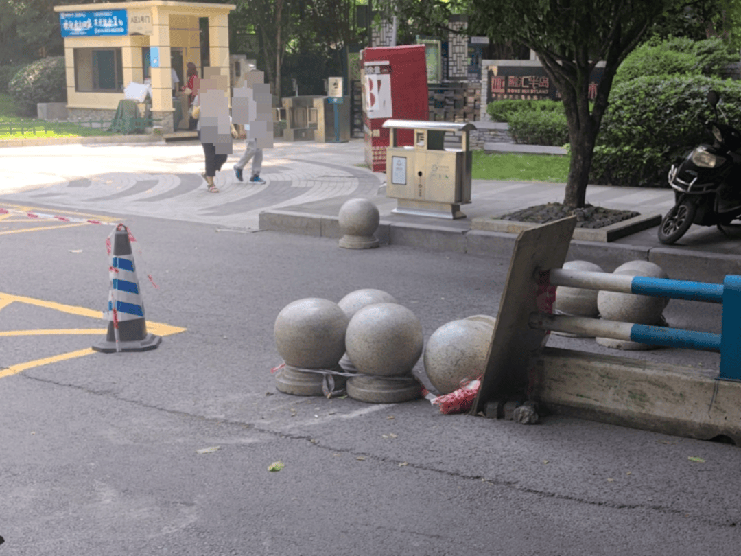 重庆一司机冲围堵致1死4伤 目击者称发生两次撞击
