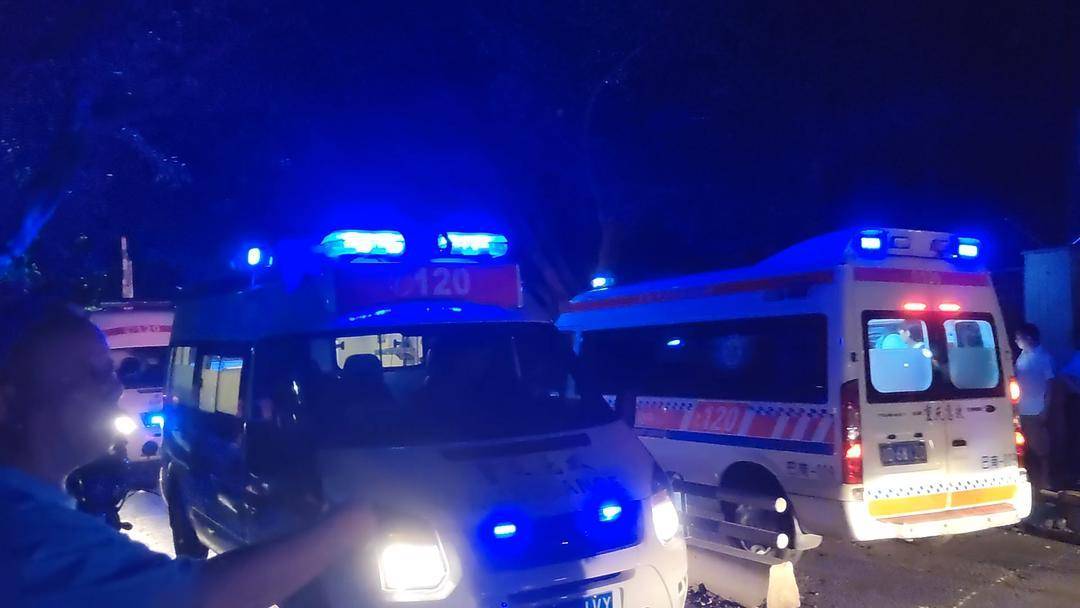 重庆一司机冲围堵致1死4伤 目击者称发生两次撞击