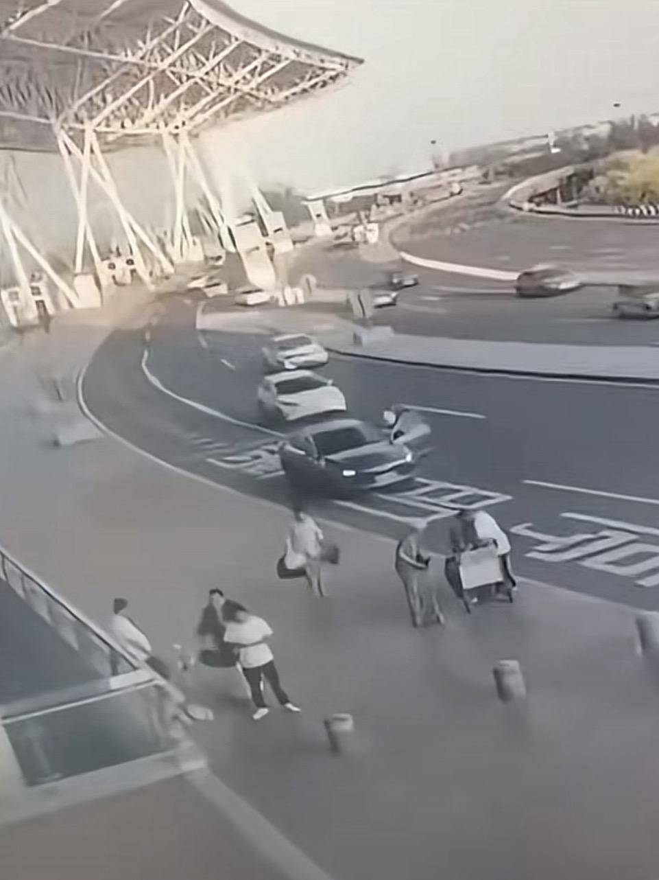 天津滨海机场一司机开门下车被相邻车道来车撞倒<strong></p>
<p>原油期货最新价格</strong>，车门脱落 交警正调查，律师分析