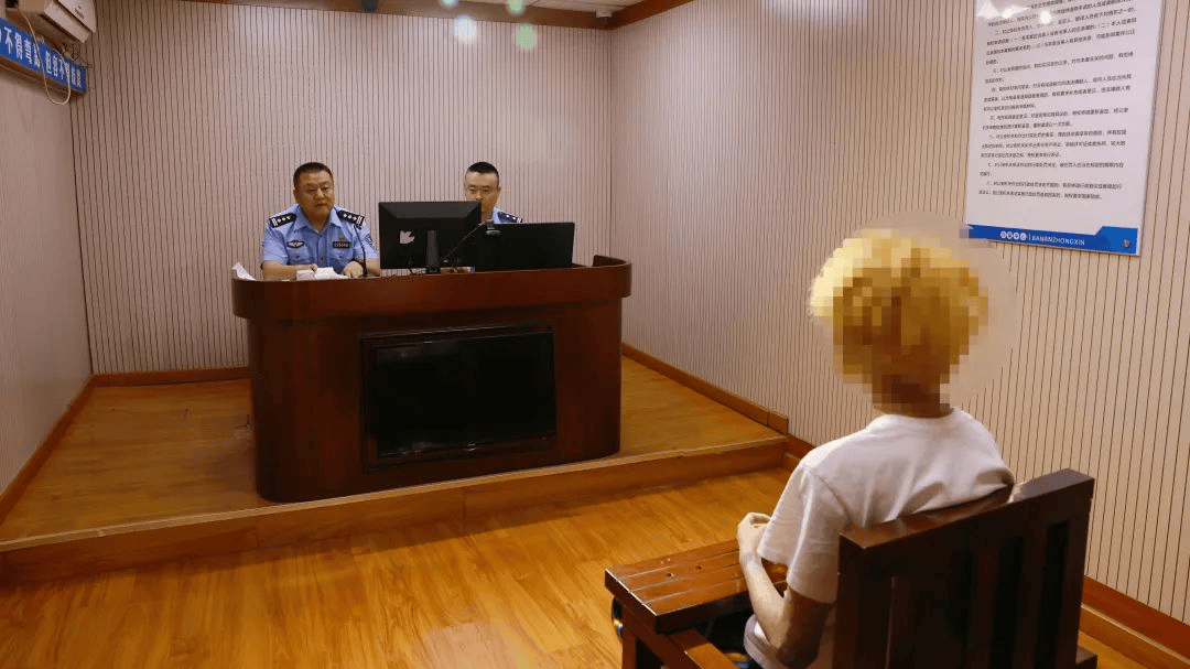 加油站内砸车打人<strong></p>
<p>原油技巧</strong>，23名嫌疑人被临沂警方抓获