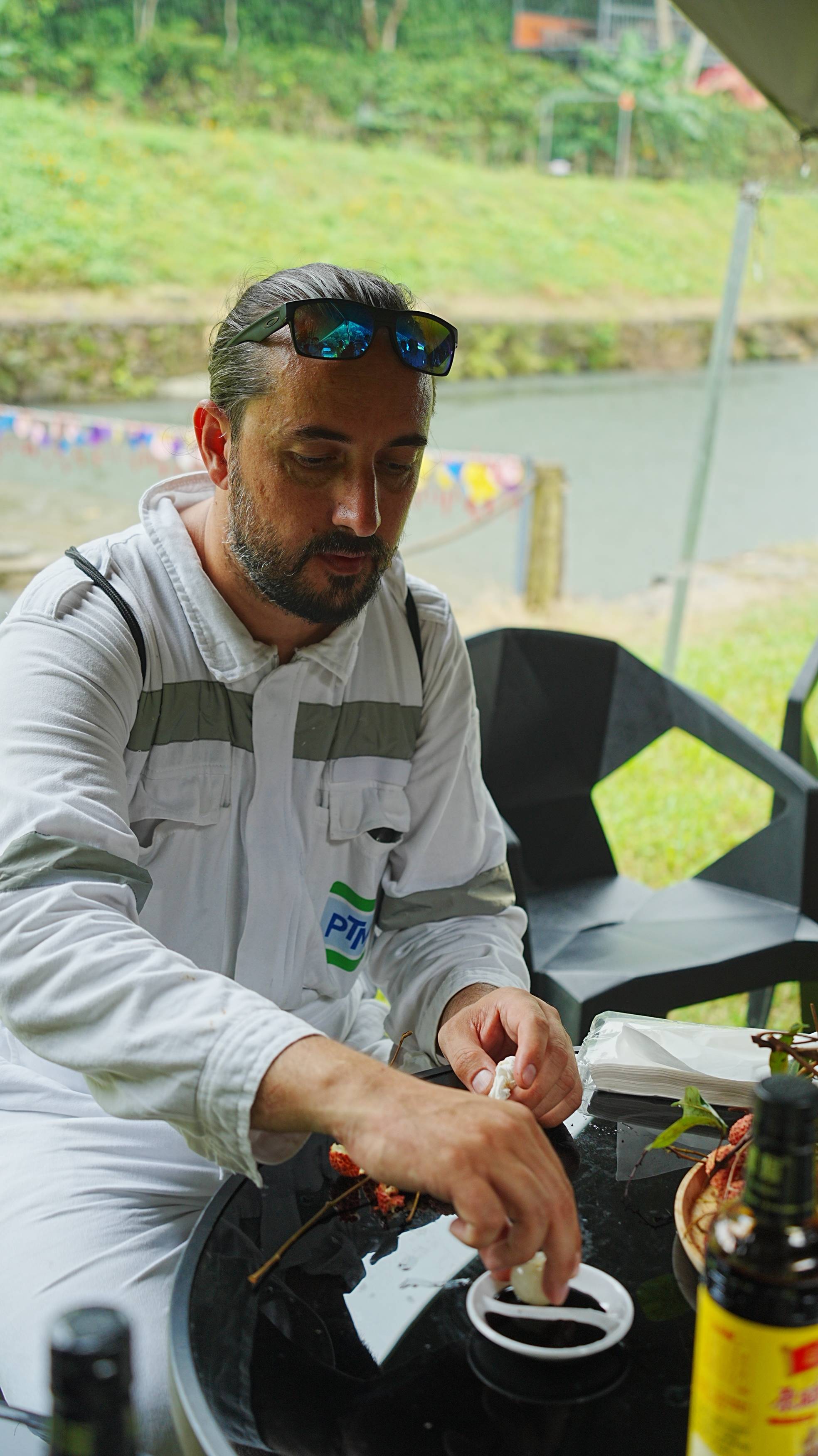 “第一次吃<strong></p>
<p>原油技巧</strong>，像吃葡萄！”外籍船员在惠州品尝荔枝