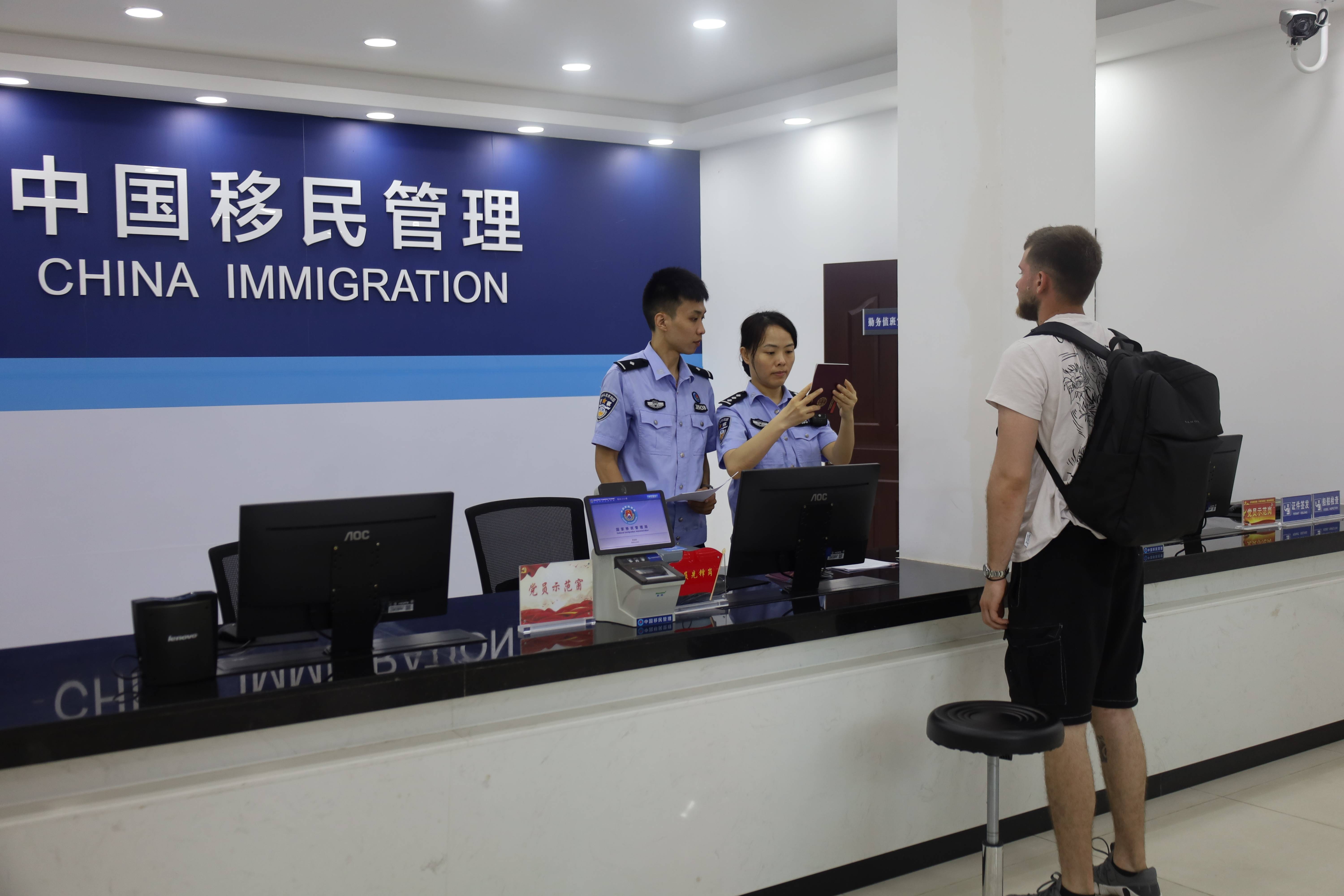 “第一次吃<strong></p>
<p>原油技巧</strong>，像吃葡萄！”外籍船员在惠州品尝荔枝