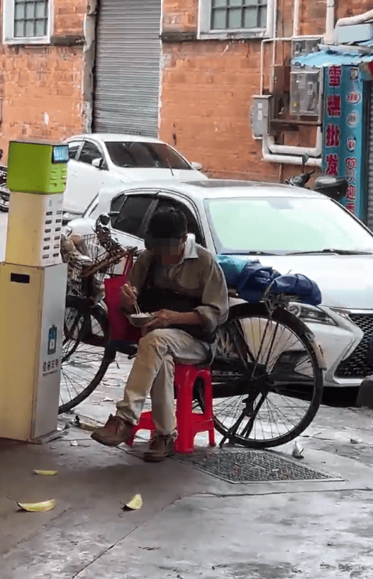 广东江门一饭店白米饭免费<strong></p>
<p>原油微信</strong>，老人每天打一碗米饭配酱油吃，店主：只要营业，就一直提供