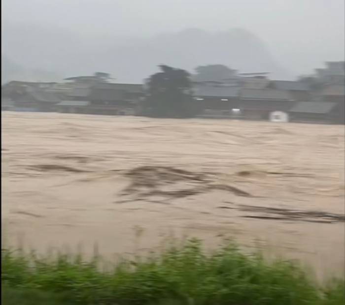 贵州榕江全县被淹<strong></p>
<p>今天国际原油</strong>，“70年一遇”洪水如何形成？