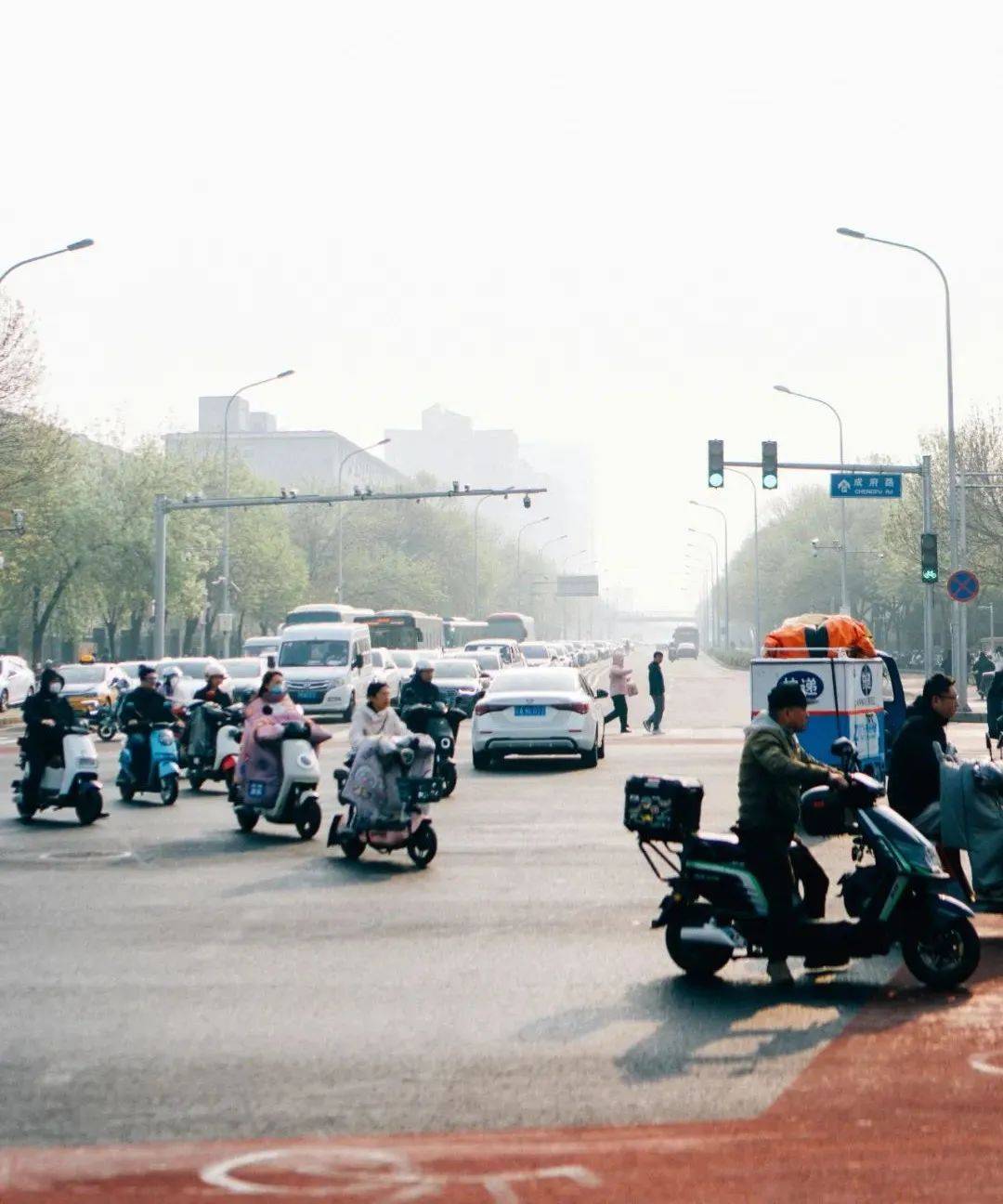 再有钱的北京白领<strong></p>
<p>今天国际原油</strong>，也得穿“电驴套装”