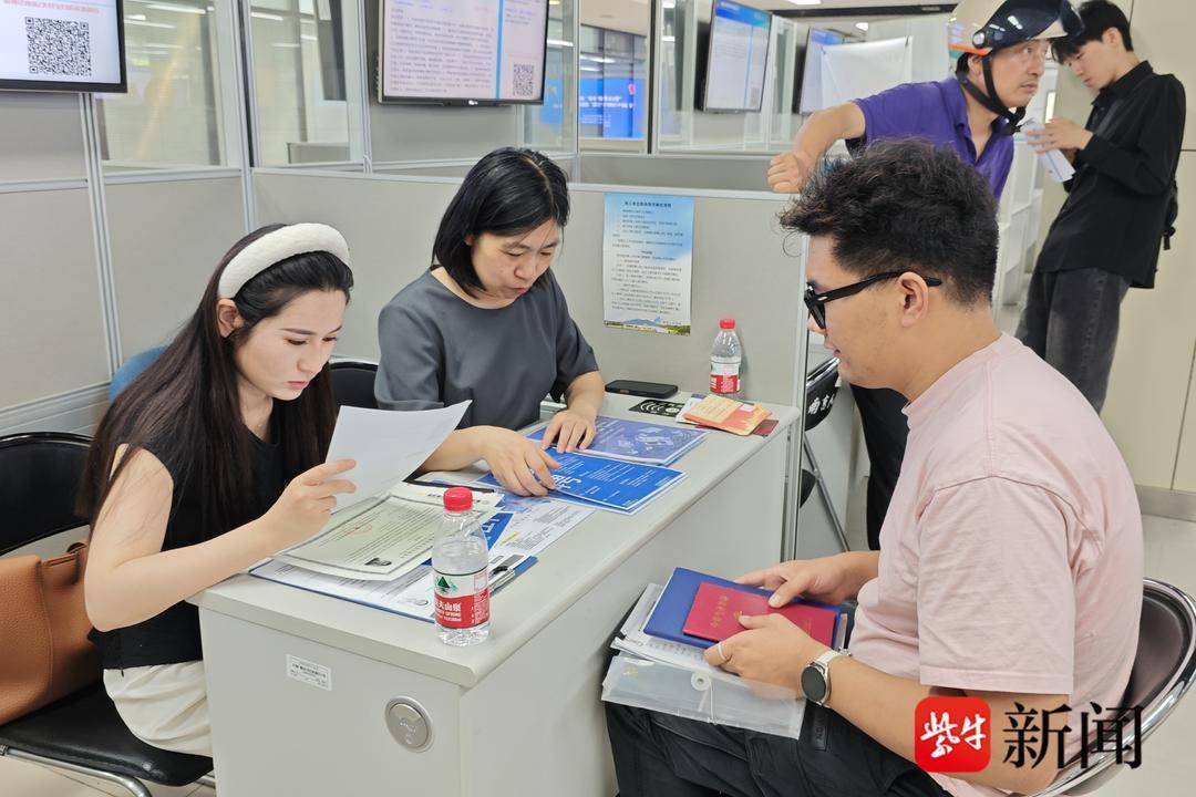 25岁小伙带一沓证书应聘！南京高校毕业生招聘会火爆<strong></p>
<p>今天国际原油</strong>，HR：这样的简历很加分