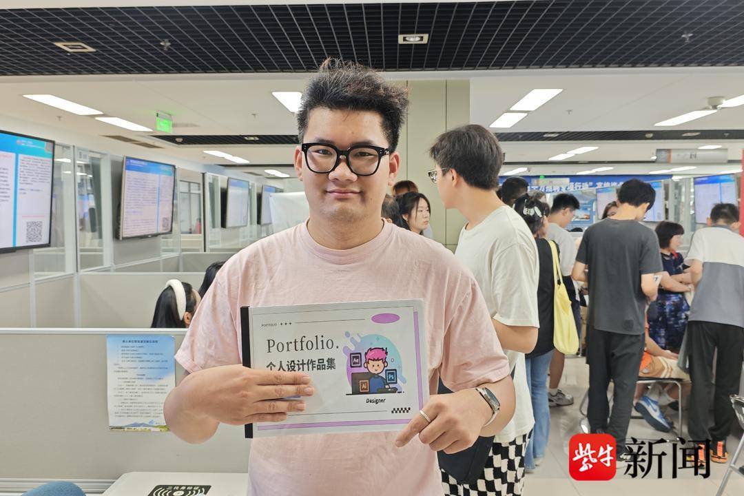 25岁小伙带一沓证书应聘！南京高校毕业生招聘会火爆<strong></p>
<p>今天国际原油</strong>，HR：这样的简历很加分