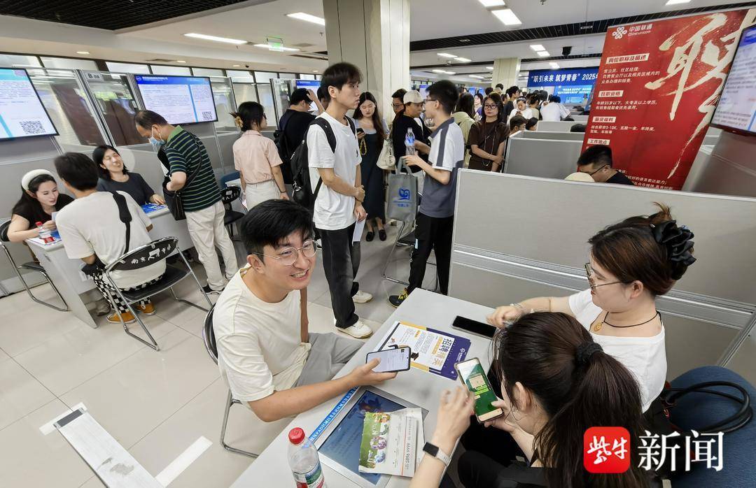 25岁小伙带一沓证书应聘！南京高校毕业生招聘会火爆<strong></p>
<p>今天国际原油</strong>，HR：这样的简历很加分