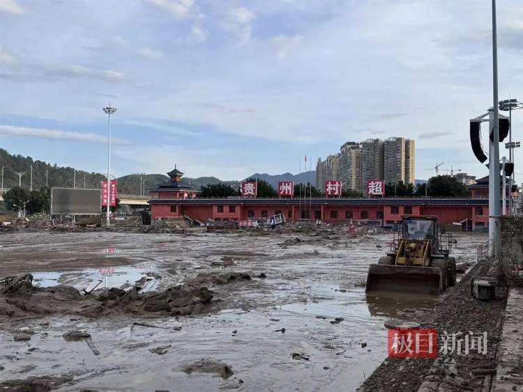 实探贵州榕江洪灾：大水退去村超球场正清淤，球迷称没比赛看像失恋