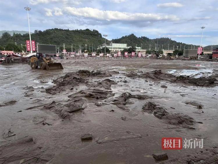 实探贵州榕江洪灾：大水退去村超球场正清淤<strong></p>
<p>今天国际原油</strong>，球迷称没比赛看像失恋