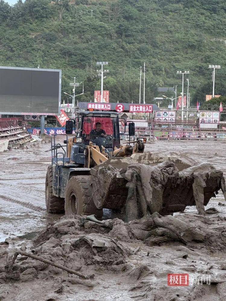 实探贵州榕江洪灾：大水退去村超球场正清淤<strong></p>
<p>今天国际原油</strong>，球迷称没比赛看像失恋
