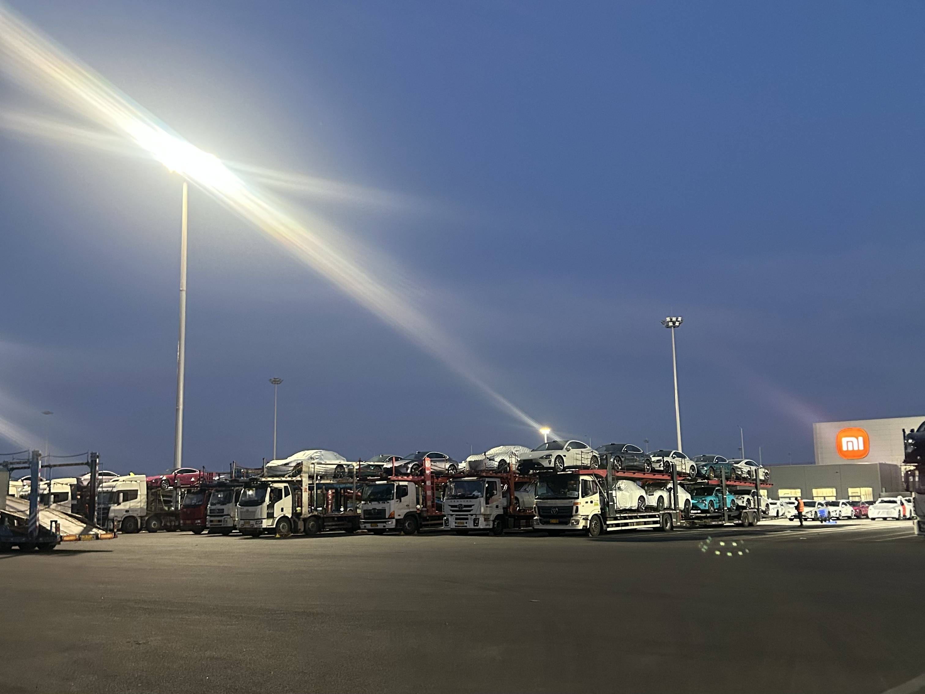 小米YU7上市72小时：“锁单+1”刷屏工作群<strong></p>
<p>今日油价国际原油价格</strong>，提车时间最长超一年，雷军直面“产能挑战”？