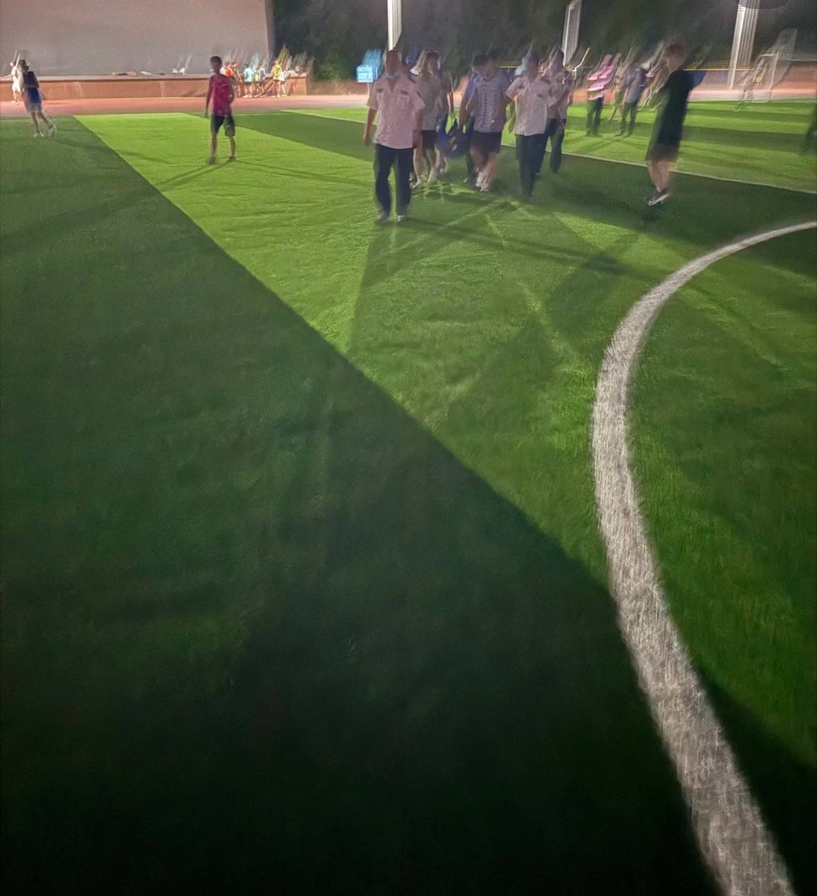 上海一高校学生与校外人士起冲突晕倒后又被脚踹肘击<strong></p>
<p>原油的样子</strong>？校保卫处：正在处理