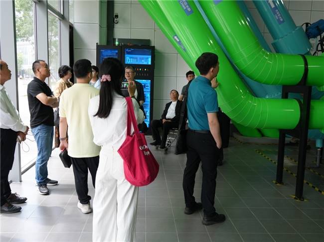 食品饮料代表企业齐聚海尔<strong></p>
<p>原油的样子</strong>，共探中央空调“灯塔”方案