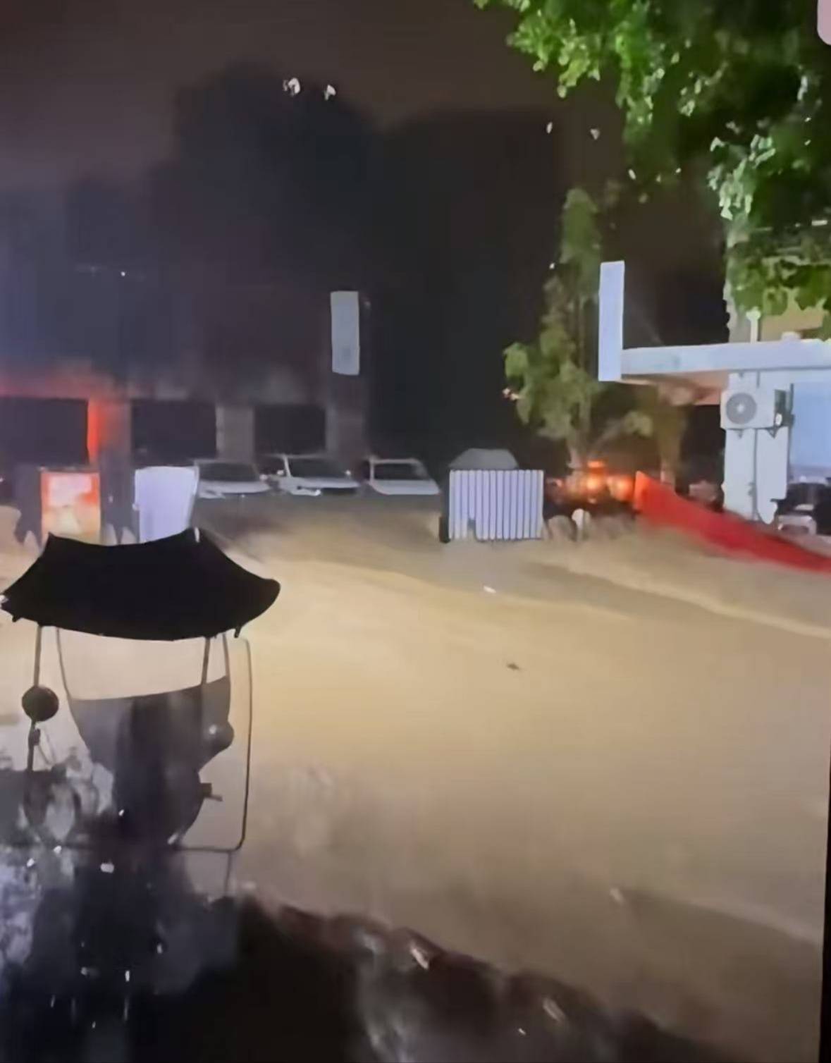 暴雨致重庆一小区女保安遇难<strong></p>
<p>b原油</strong>，知情人：深感悲痛，已安抚家属