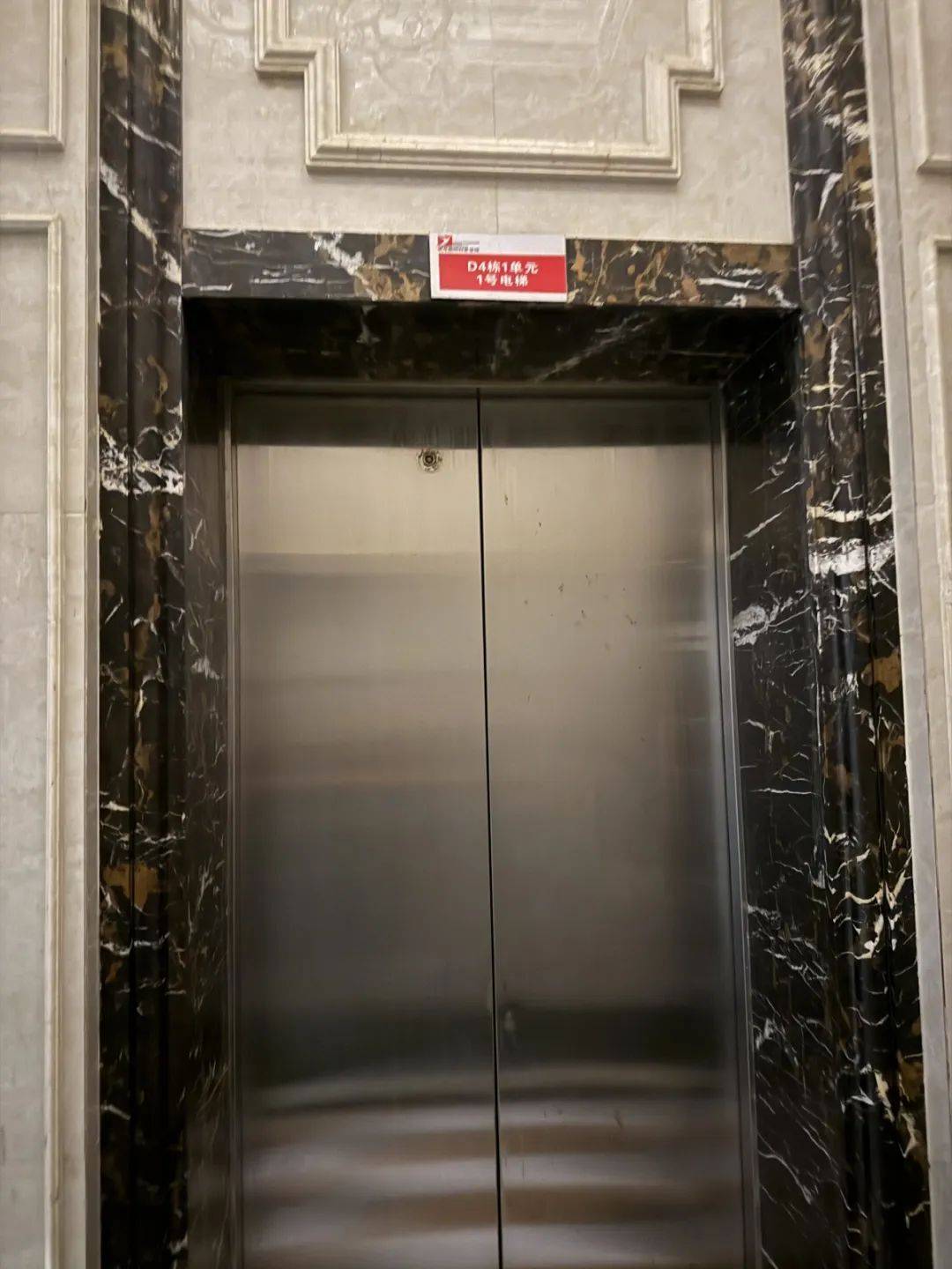 电梯更换单根钢丝要5万多元<strong></p>
<p>贵金属原油</strong>！南宁一小区业主质疑物管“维修套利”