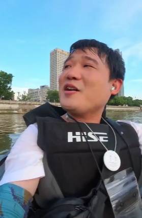 长沙男子突发奇想划船下班<strong></p>
<p>贵金属原油</strong>，25分钟车程划了3小时，当事人：手累腿麻，不会有下次