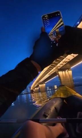 长沙男子突发奇想划船下班<strong></p>
<p>贵金属原油</strong>，25分钟车程划了3小时，当事人：手累腿麻，不会有下次