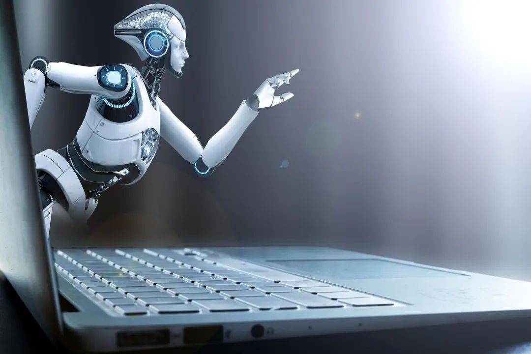 DeepSeek流量下滑<strong></p>
<p>原油路</strong>，这半年梁文锋都干了啥？