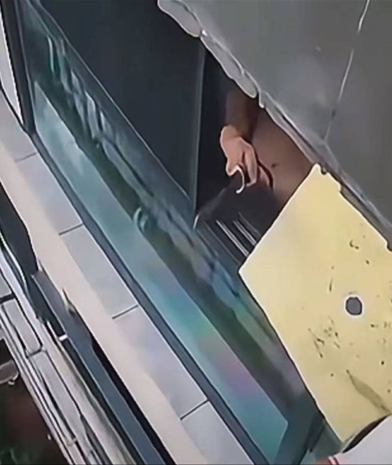 重庆一业主持刀辱骂高空作业人员被拘留！与楼上邻居有纠纷