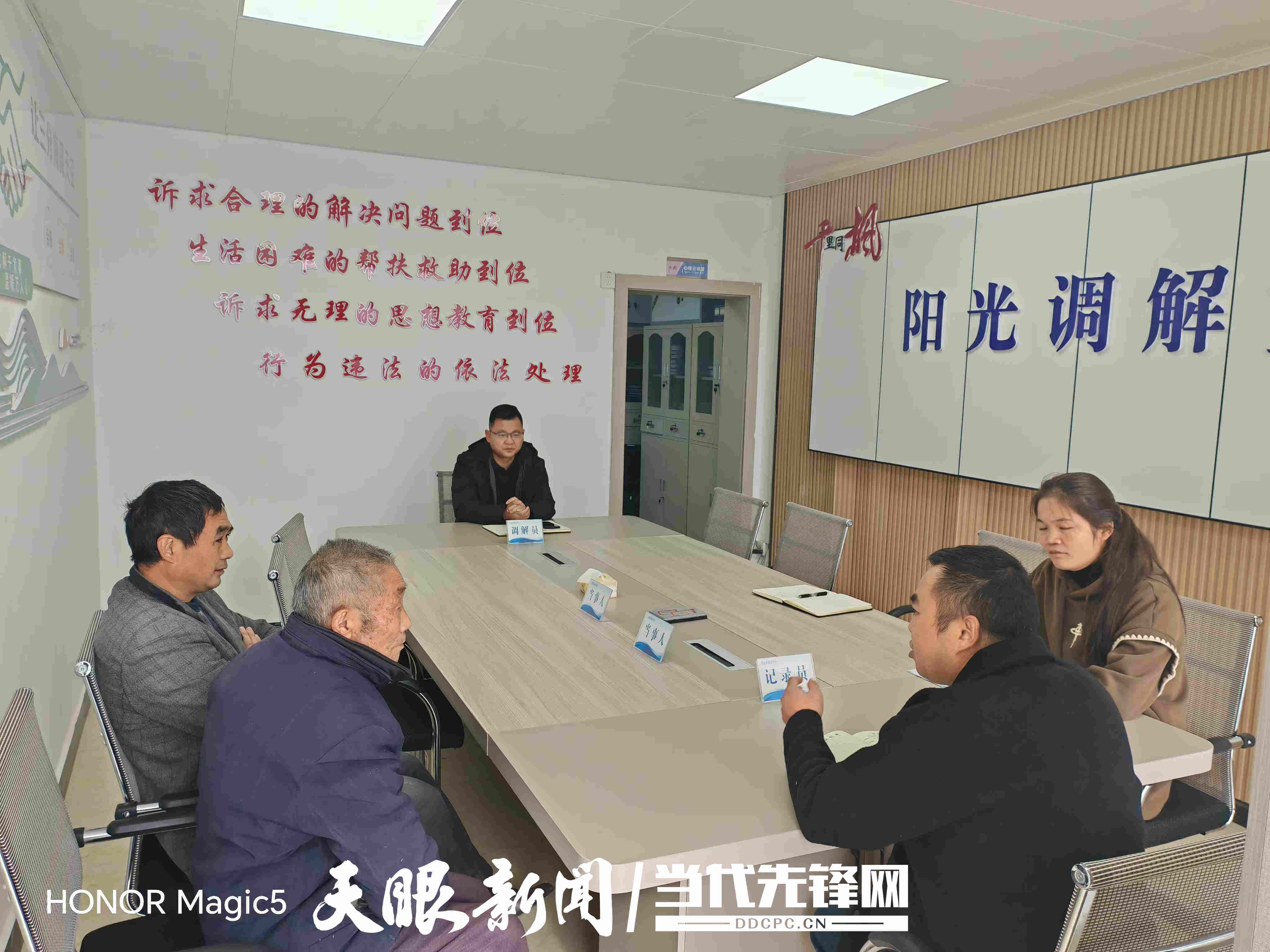 扎根基层<strong></p>
<p>美国期货原油行情</strong>！他用初心交出一份有温度的答卷