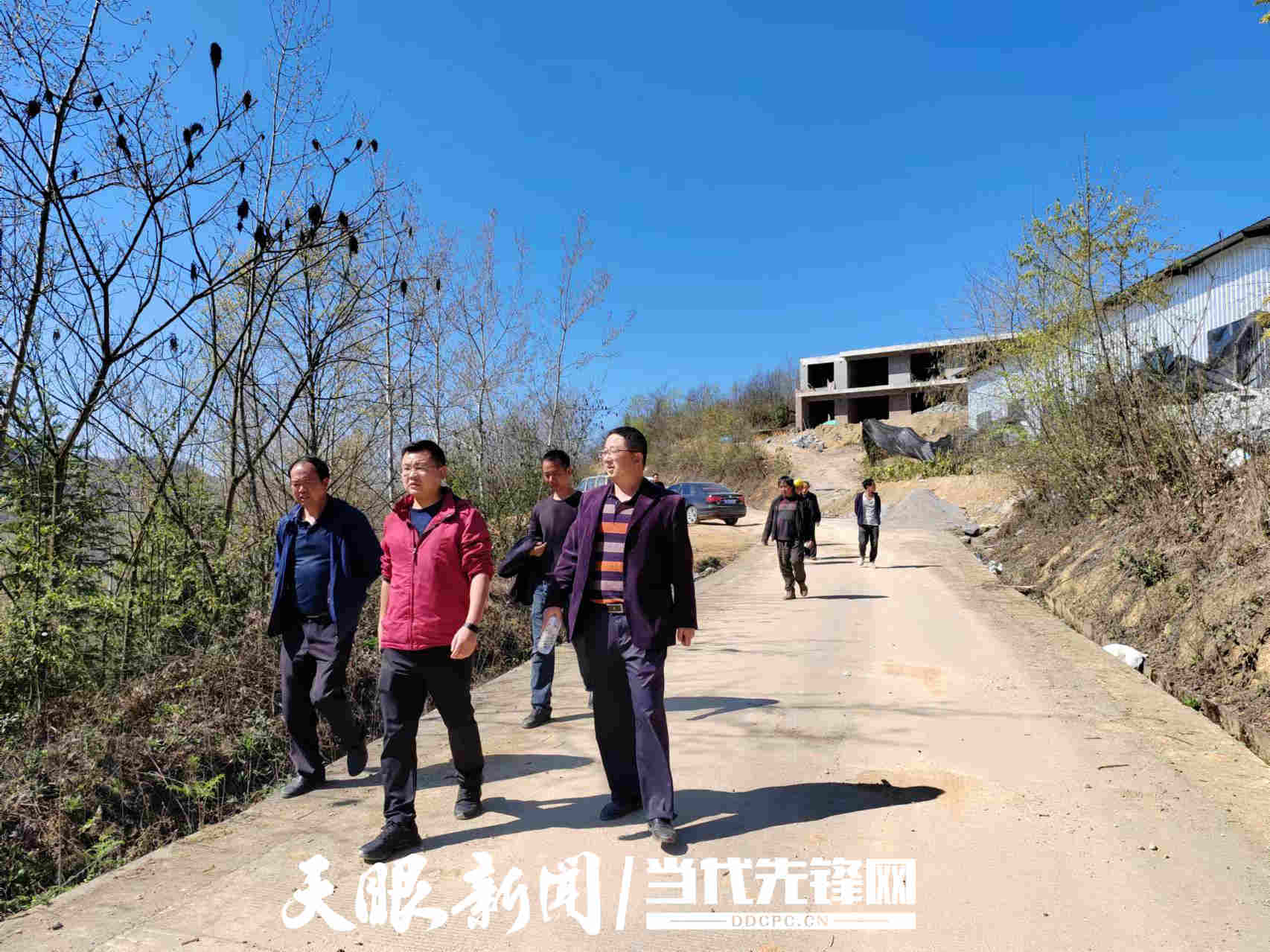 扎根基层<strong></p>
<p>美国期货原油行情</strong>！他用初心交出一份有温度的答卷