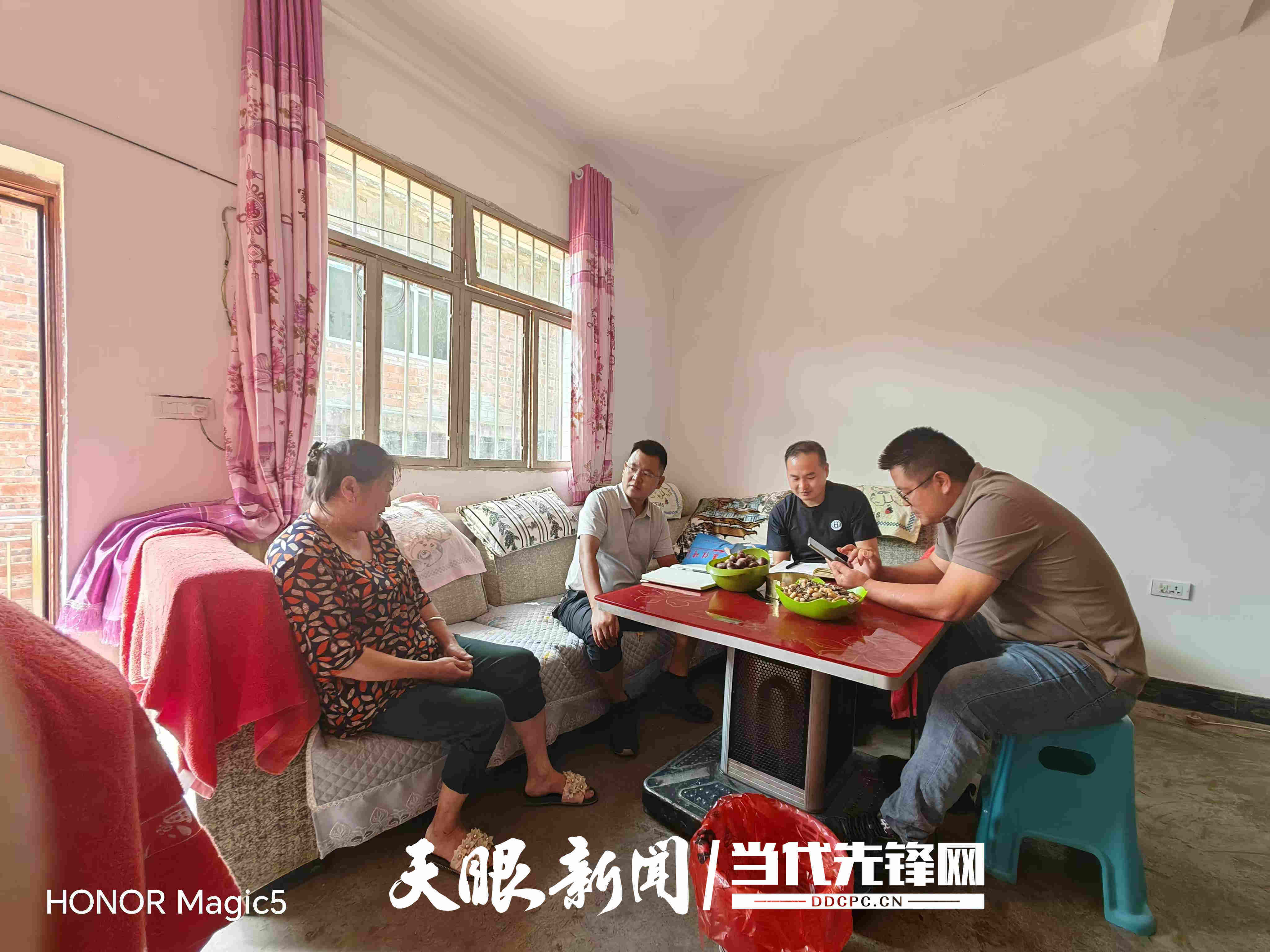 扎根基层<strong></p>
<p>美国期货原油行情</strong>！他用初心交出一份有温度的答卷