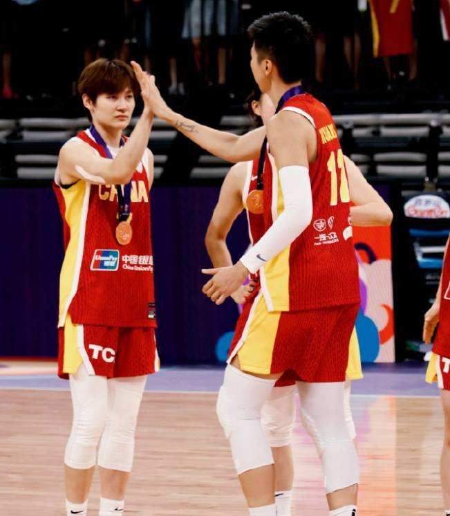 中国女篮队长杨力维亚洲杯表现引争议<strong></p>
<p>mt4原油代码</strong>，发文称“无愧无憾”，让黄思静别低头