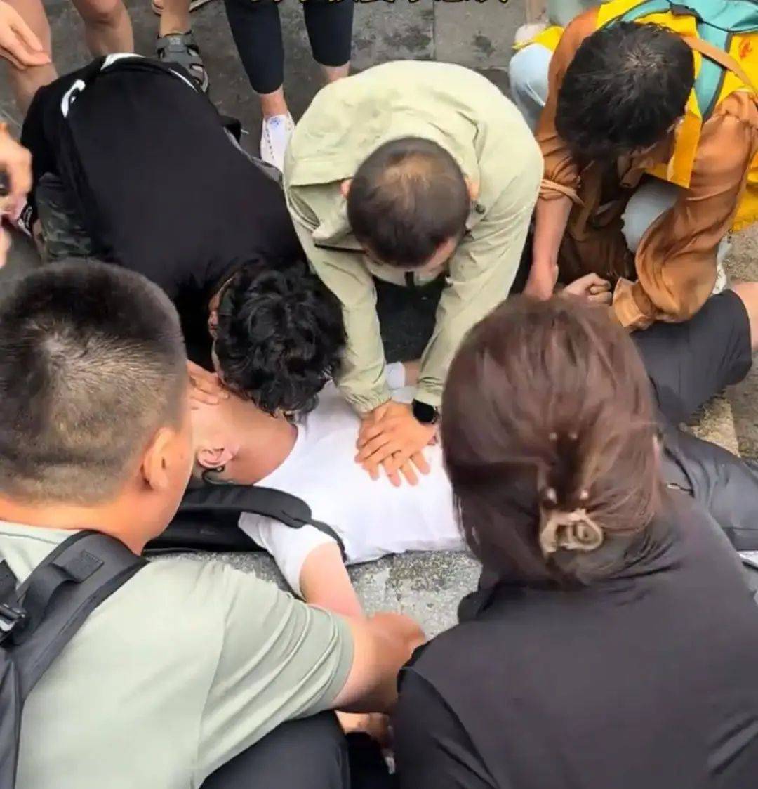 男子爬五台山时不幸身亡<strong></p>
<p>原油体</strong>，多名游客曾跪地按压轮流施救