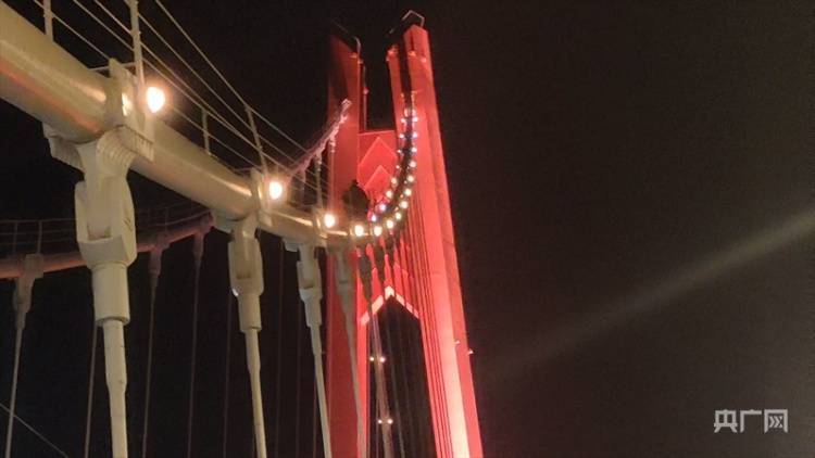 父亲一不留神，儿子爬上黄河大桥桥顶