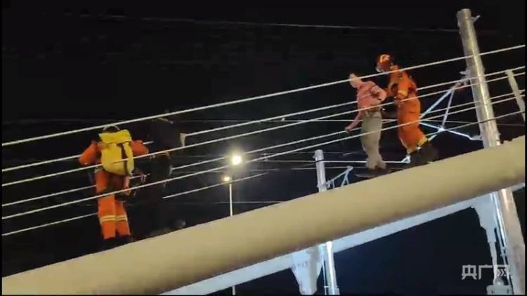 父亲一不留神<strong></p>
<p>原油体</strong>，儿子爬上黄河大桥桥顶