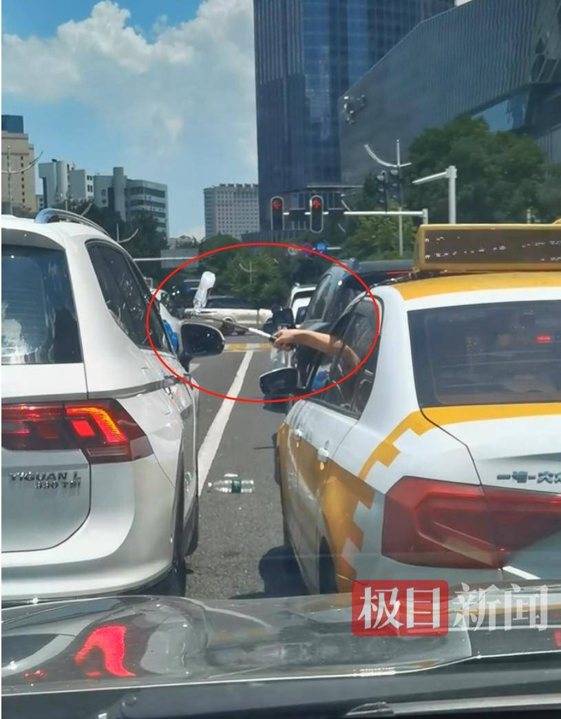 汉口街头发生不和谐一幕：白色汽车有人向出租车泼水<strong></p>
<p>原油历史价格</strong>，的哥挥舞甩棍击破白车玻璃……