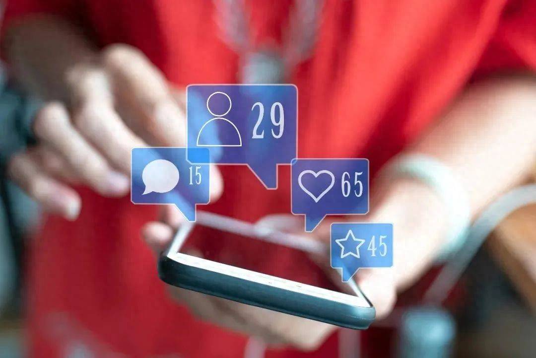 某机关新入职干部出于炫耀心理，将秘密级文件拍照发朋友圈造成泄密，被给予党纪政务处分