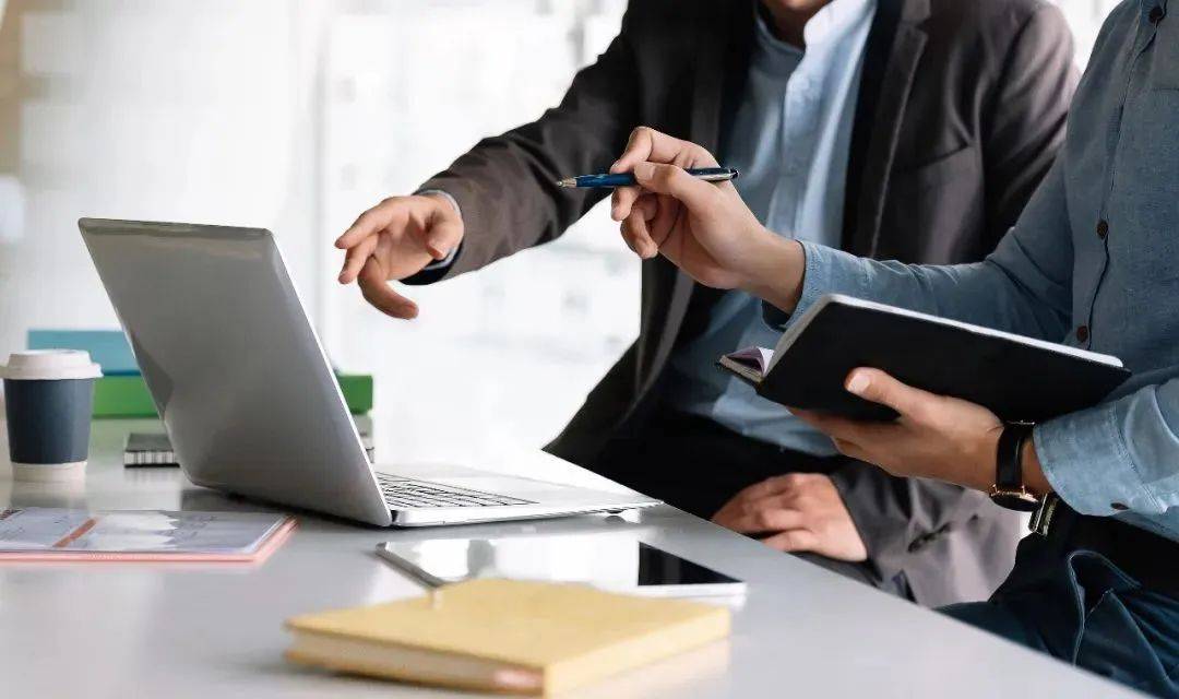 某机关新入职干部出于炫耀心理<strong></p>
<p>原油历史价格</strong>，将秘密级文件拍照发朋友圈造成泄密，被给予党纪政务处分