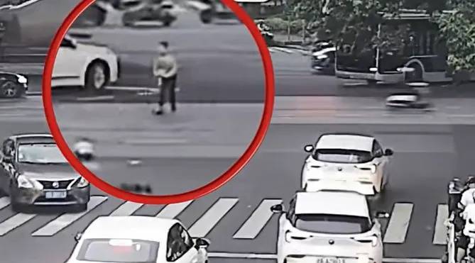 上海一8岁男童单独上路<strong></p>
<p>原油下跌的原因</strong>，闯红灯被车撞飞：“家长让我自己出来锻炼一下”