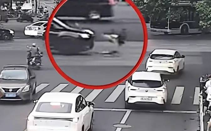 上海一8岁男童单独上路<strong></p>
<p>原油下跌的原因</strong>，闯红灯被车撞飞：“家长让我自己出来锻炼一下”