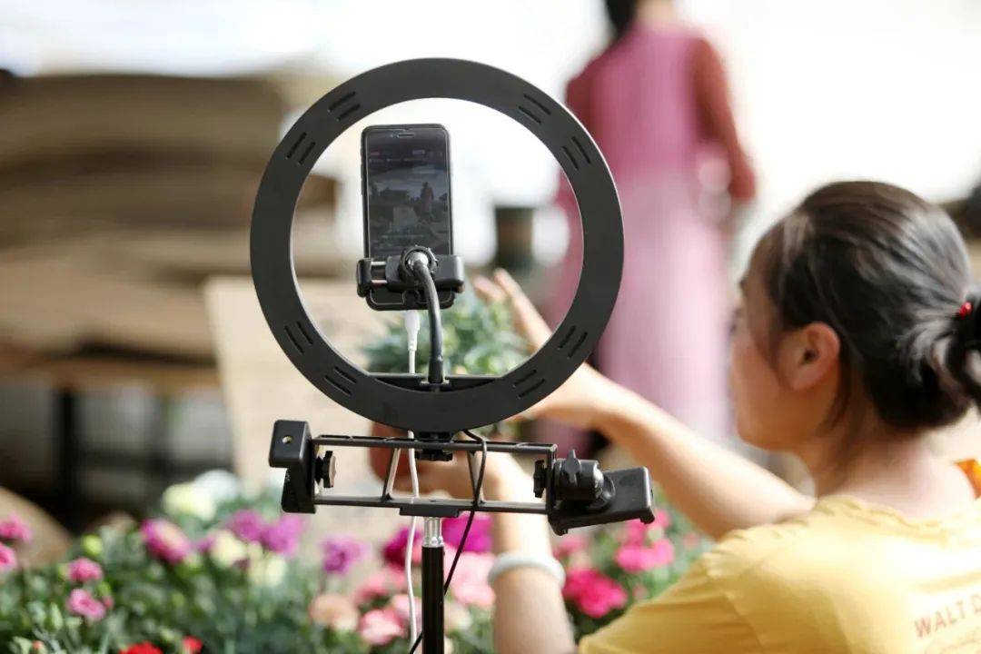 14岁女生解约被索赔<strong></p>
<p>原油投资技巧</strong>，警惕MCN黑手伸向未成年人 | 新京报快评