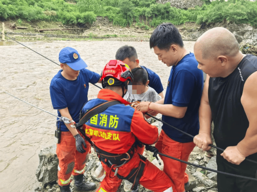 北京强降雨<strong></p>
<p>原油投资技巧</strong>！直击灾后紧急救援现场