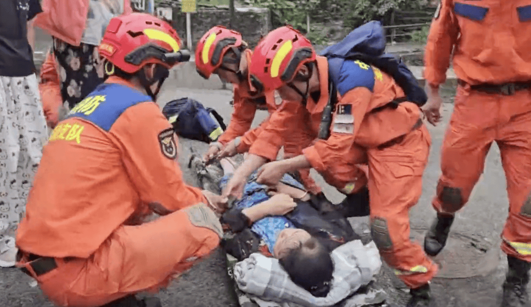北京强降雨<strong></p>
<p>原油投资技巧</strong>！直击灾后紧急救援现场