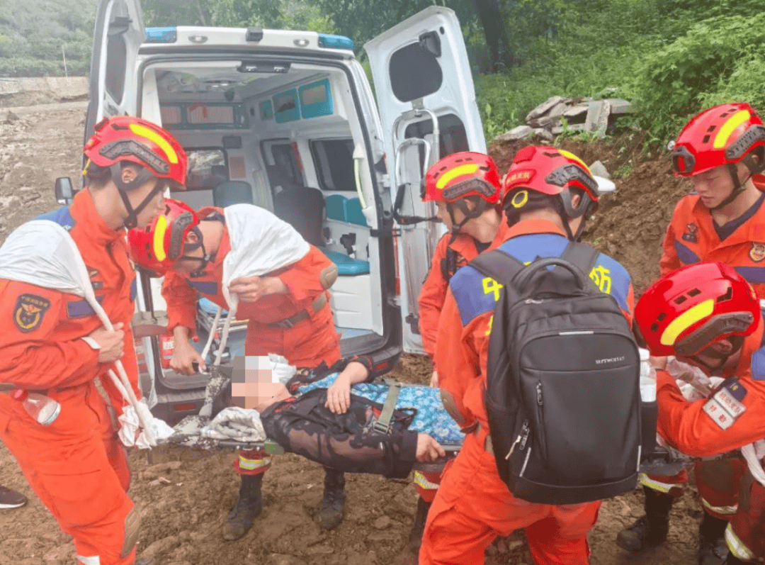 北京强降雨<strong></p>
<p>原油投资技巧</strong>！直击灾后紧急救援现场